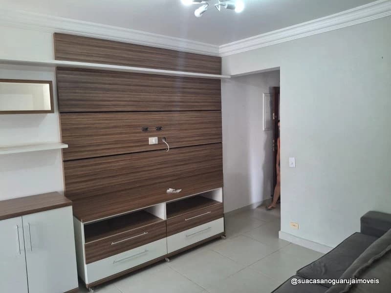 Aluguel anual na Enseada Guarujá. Apartamento mobiliado com 3 dormitórios, sacada e 300 metros da praia. Pacote R$ 3.500.