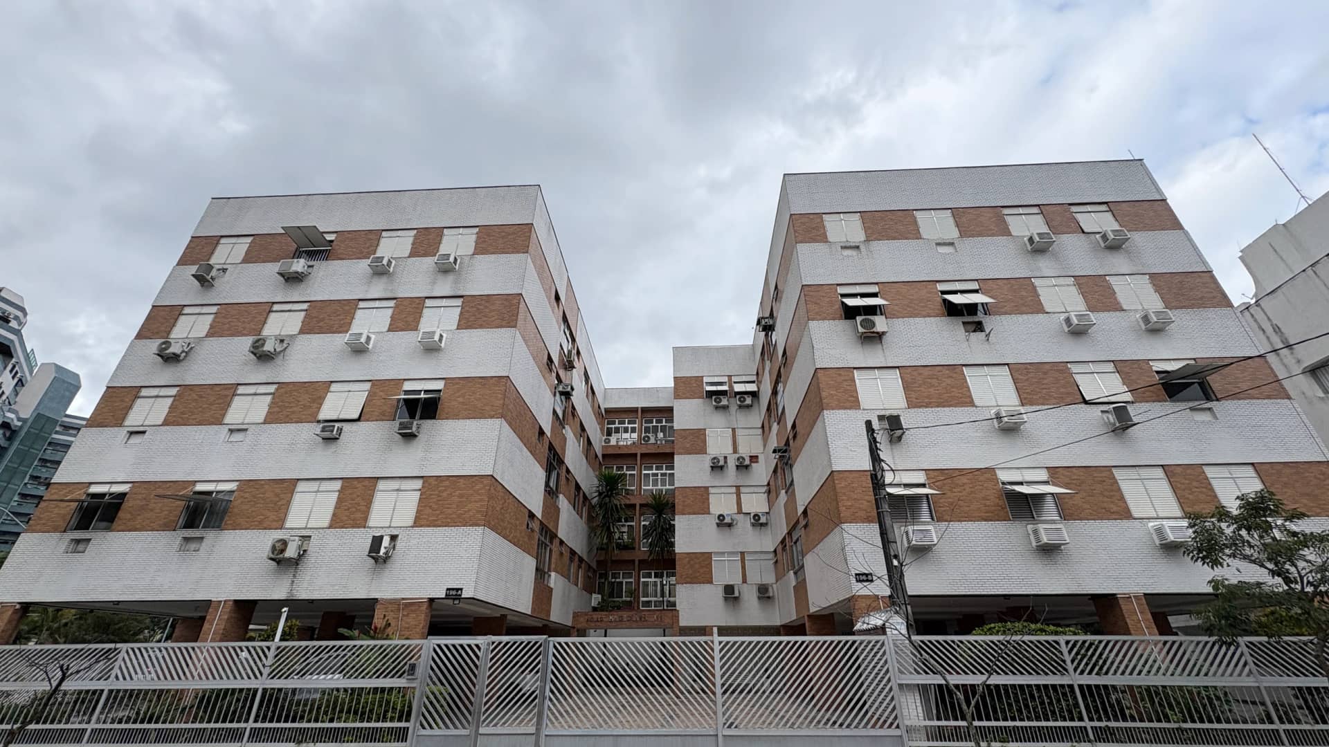 Apartamento na Praia da Enseada, Guarujá — 2 Dormitórios, 200 Metros do Mar e Potencial para Airbnb